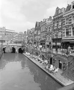 884165 Gezicht op de voorgevels van panden aan de Vismarkt te Utrecht, vanaf de Maartensbrug, vanuit het zuiden, met ...